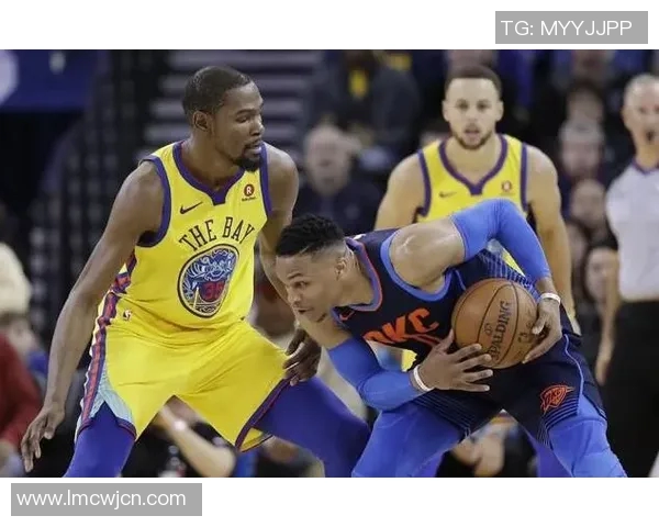 勇士对阵雷霆威少走步争议引发热议球迷热情高涨